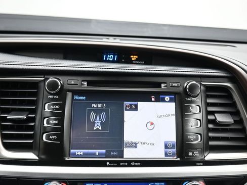 Used 2019 Toyota Highlander XLE image 16