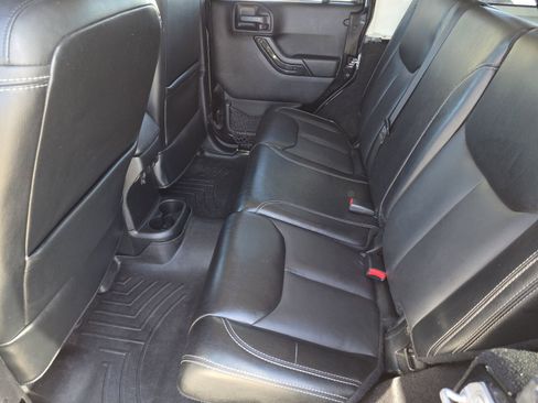 Used 2017 Jeep Wrangler Unlimited Sahara w/ Max Tow Package image 17