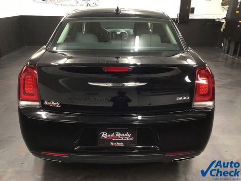 Used 2018 Chrysler 300 Touring w/ Sport Appearance Package image 9
