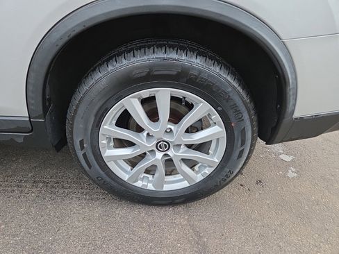 Used 2018 Nissan Rogue SV image 22