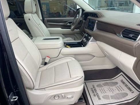 Used 2021 GMC Yukon Denali w/ Denali Premium Package image 9