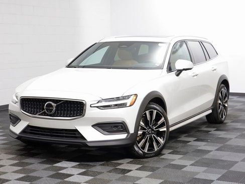 Used 2024 Volvo V60 B5 Cross Country Ultimate image 1