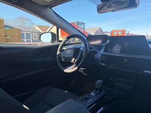 Used 2025 Toyota Prius LE image 32