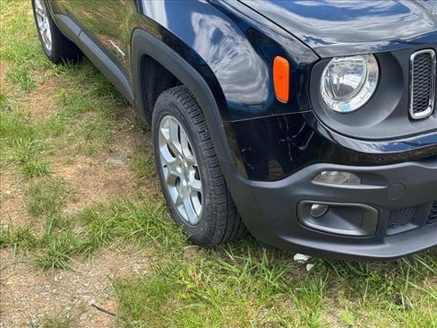 Used 2018 Jeep Renegade Latitude w/ Popular Equipment Group AWD/4WD image 11