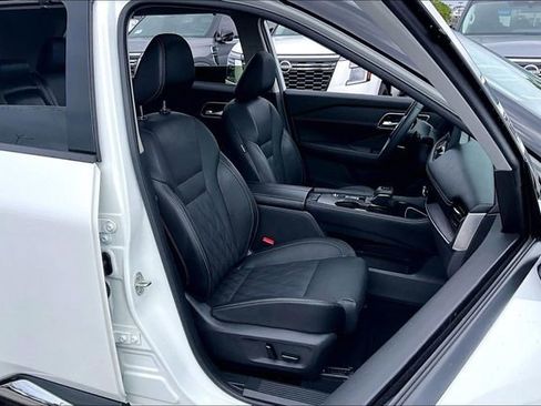 Certified 2024 Nissan Rogue Platinum w/ Platinum Premium Package FWD image 27