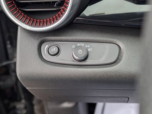 Used 2025 Chevrolet Trax RS w/ Sunroof Package image 29