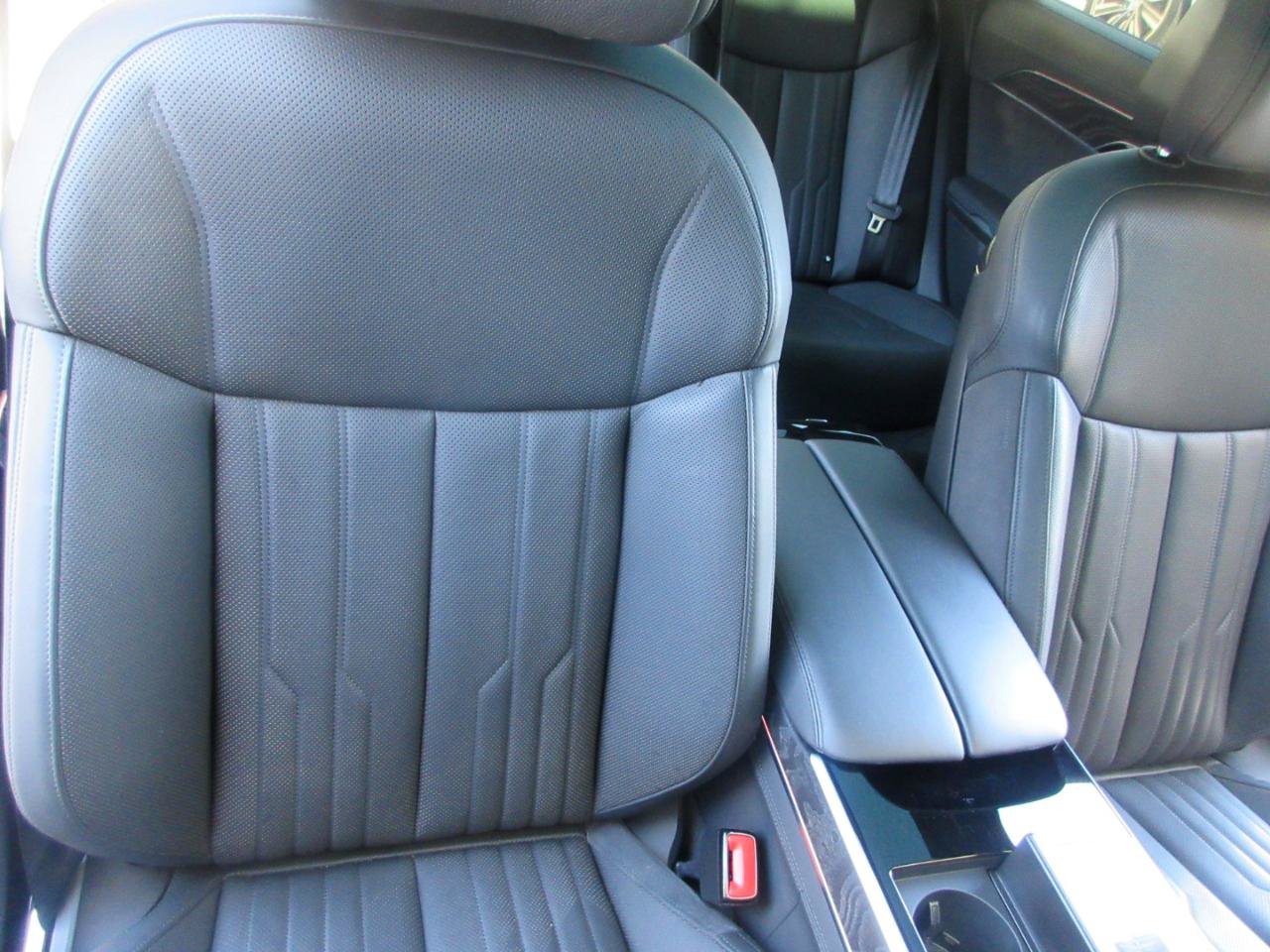 Used 2025 Audi A8 L 3.0T w/ EXECUTIVE PACKAGE w/ Executive Package AWD/4WD image 32