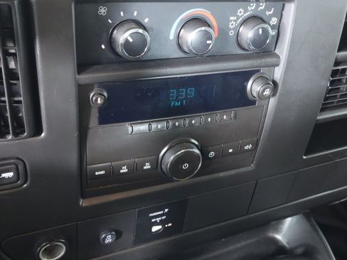 Used 2014 Chevrolet Express 2500 Extended RWD image 15