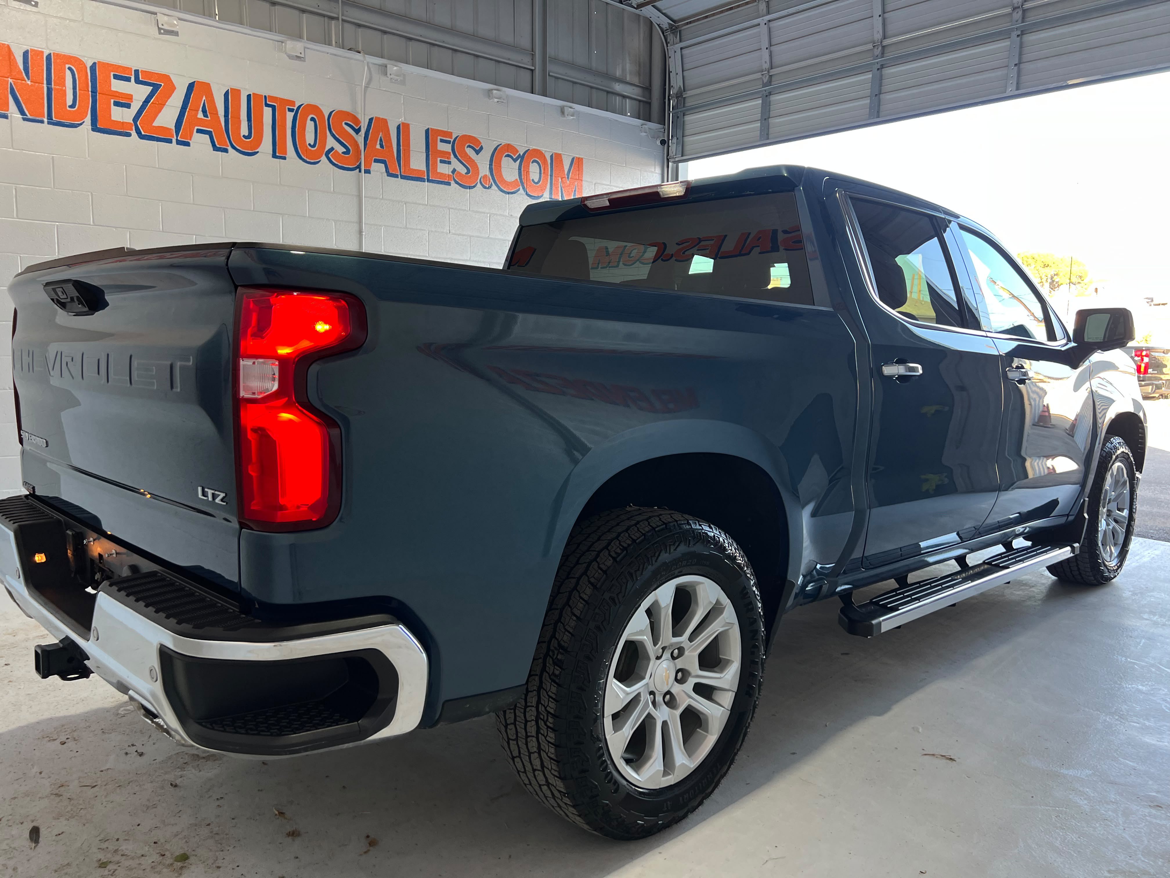 Used 2024 Chevrolet Silverado 1500 LTZ w/ Z71 Off-Road Package AWD/4WD image 6