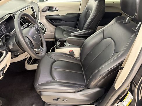 Used 2023 Chrysler Pacifica Touring-L FWD image 5