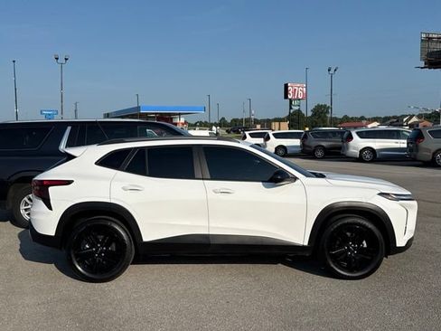 Used 2025 Chevrolet Trax ACTIV w/ Sunroof Package FWD image 7