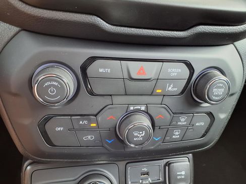 Used 2023 Jeep Renegade Trailhawk w/ Trailhawk Elite Group AWD/4WD image 7