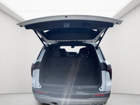 Used 2025 Chevrolet Traverse LT FWD image 28