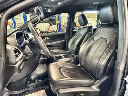 Used 2025 Chrysler Voyager LX image 12