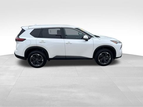 Used 2024 Nissan Rogue SV AWD/4WD image 8