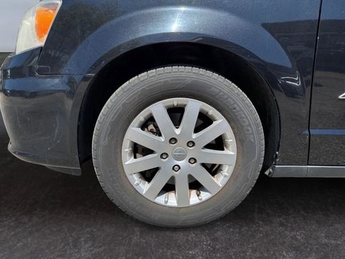 Used 2014 Chrysler Town & Country Touring image 14