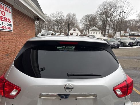 Used 2018 Nissan Pathfinder SL image 9