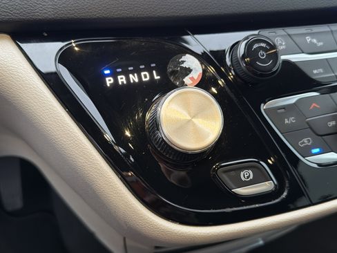 Used 2024 Chrysler Pacifica Touring-L image 33