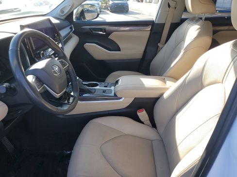Used 2023 Toyota Highlander Limited image 17