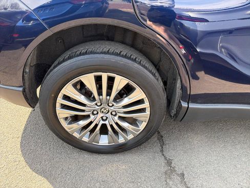 Used 2023 Toyota Venza XLE image 5