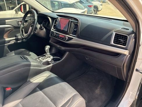 Used 2019 Toyota Highlander XLE image 12