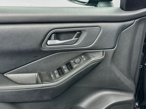 Used 2025 Nissan Rogue SV FWD image 15