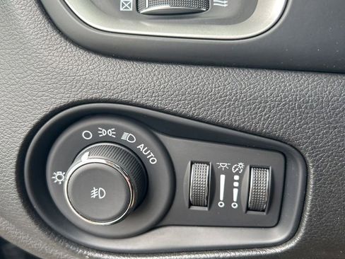 Used 2021 Jeep Renegade Latitude AWD/4WD image 28