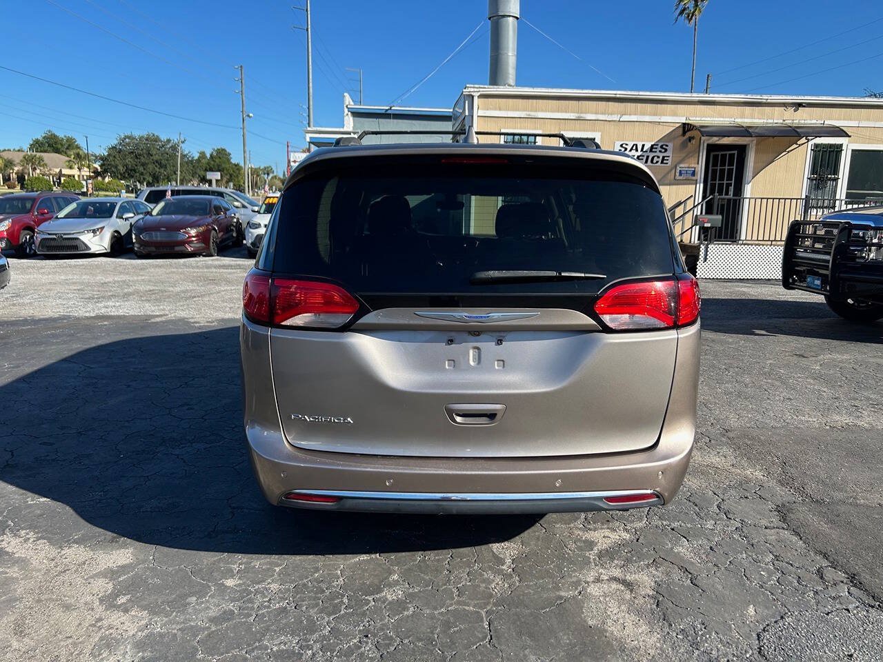 Used 2018 Chrysler Pacifica Touring Plus FWD image 5