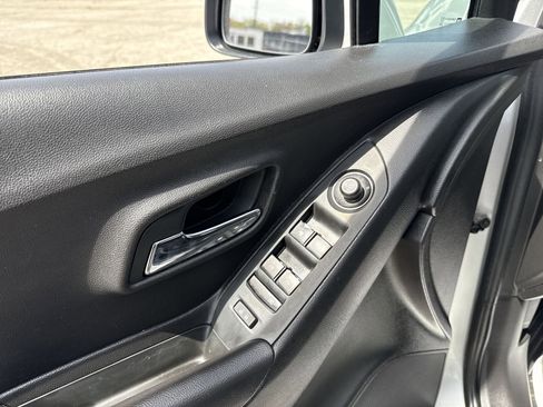 Used 2020 Chevrolet Trax LT w/ LT Convenience Package FWD image 22