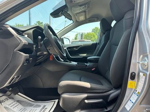 Used 2022 Toyota RAV4 LE AWD/4WD image 10
