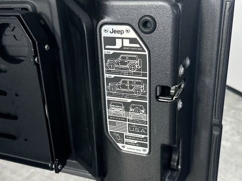 Used 2019 Jeep Wrangler Unlimited Sahara AWD/4WD image 37