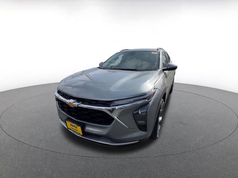 Used 2025 Chevrolet Trax LT FWD image 7