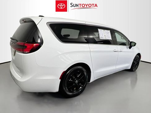 Used 2024 Chrysler Pacifica Touring-L image 4