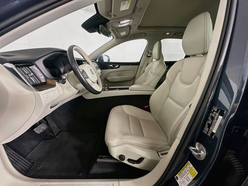 Used 2022 Volvo XC60 B5 Momentum AWD/4WD image 13