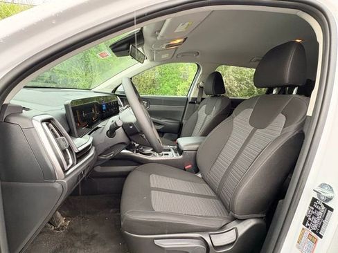 Certified 2025 Kia Sorento LX FWD image 9