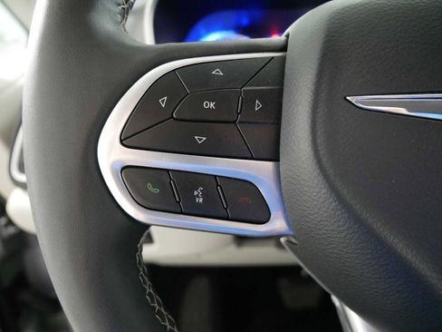 Used 2024 Chrysler Pacifica Touring-L FWD image 27
