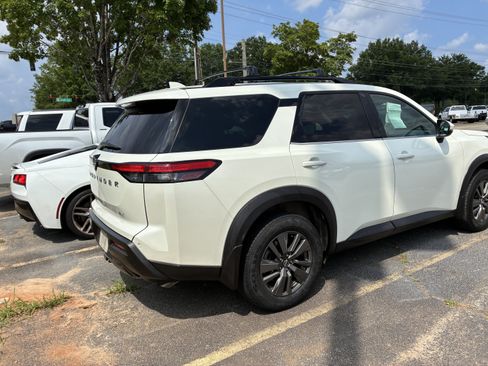 Used 2023 Nissan Pathfinder SV w/ SV Premium Package FWD image 8