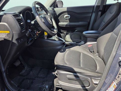 Used 2016 Kia Soul + FWD image 10