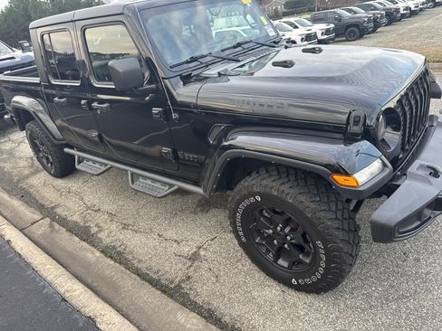 Used 2022 Jeep Gladiator Sport image 2