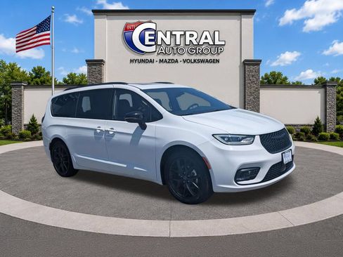 Used 2025 Chrysler Pacifica Limited FWD image 1