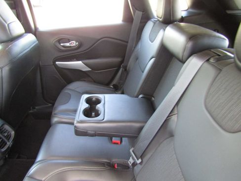 Used 2018 Jeep Cherokee Latitude Plus AWD/4WD image 25