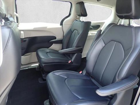 Used 2023 Chrysler Pacifica Touring-L FWD image 10