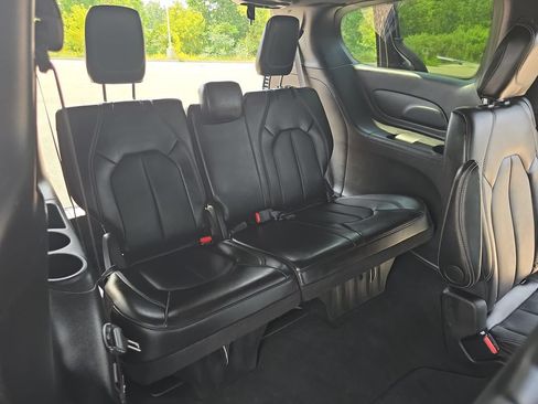 Used 2025 Chrysler Pacifica Select FWD image 12
