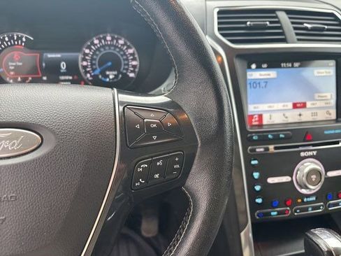 Used 2017 Ford Explorer Platinum image 18