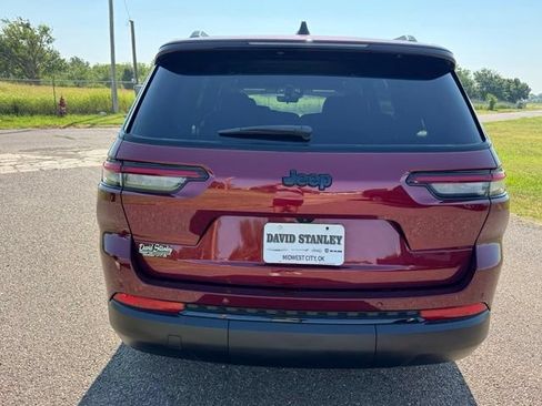Used 2025 Jeep Grand Cherokee L Laredo RWD image 5