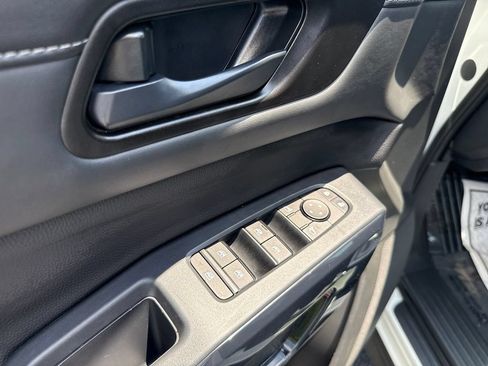 Used 2025 Nissan Pathfinder SV AWD/4WD image 20
