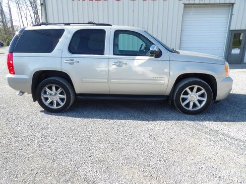 Used 2013 GMC Yukon SLT w/ SLT Chrome Package AWD/4WD image 1