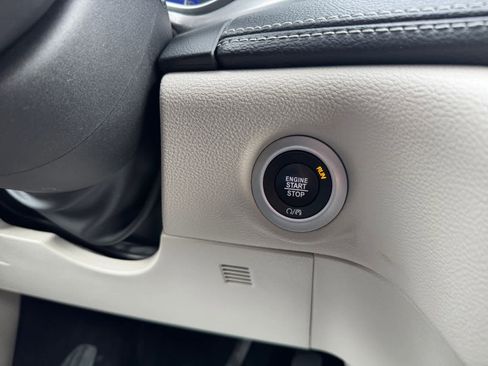 Used 2023 Chrysler Pacifica Touring-L image 6