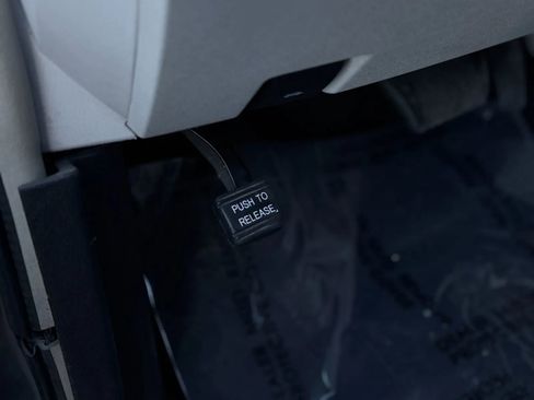 Used 2014 Chrysler Town & Country Touring image 26