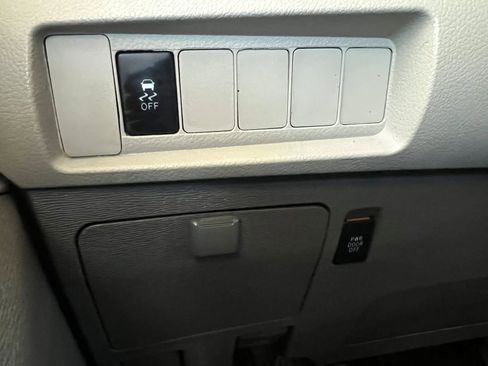 Used 2018 Toyota Sienna LE w/ Carpet Mat Package FWD image 24